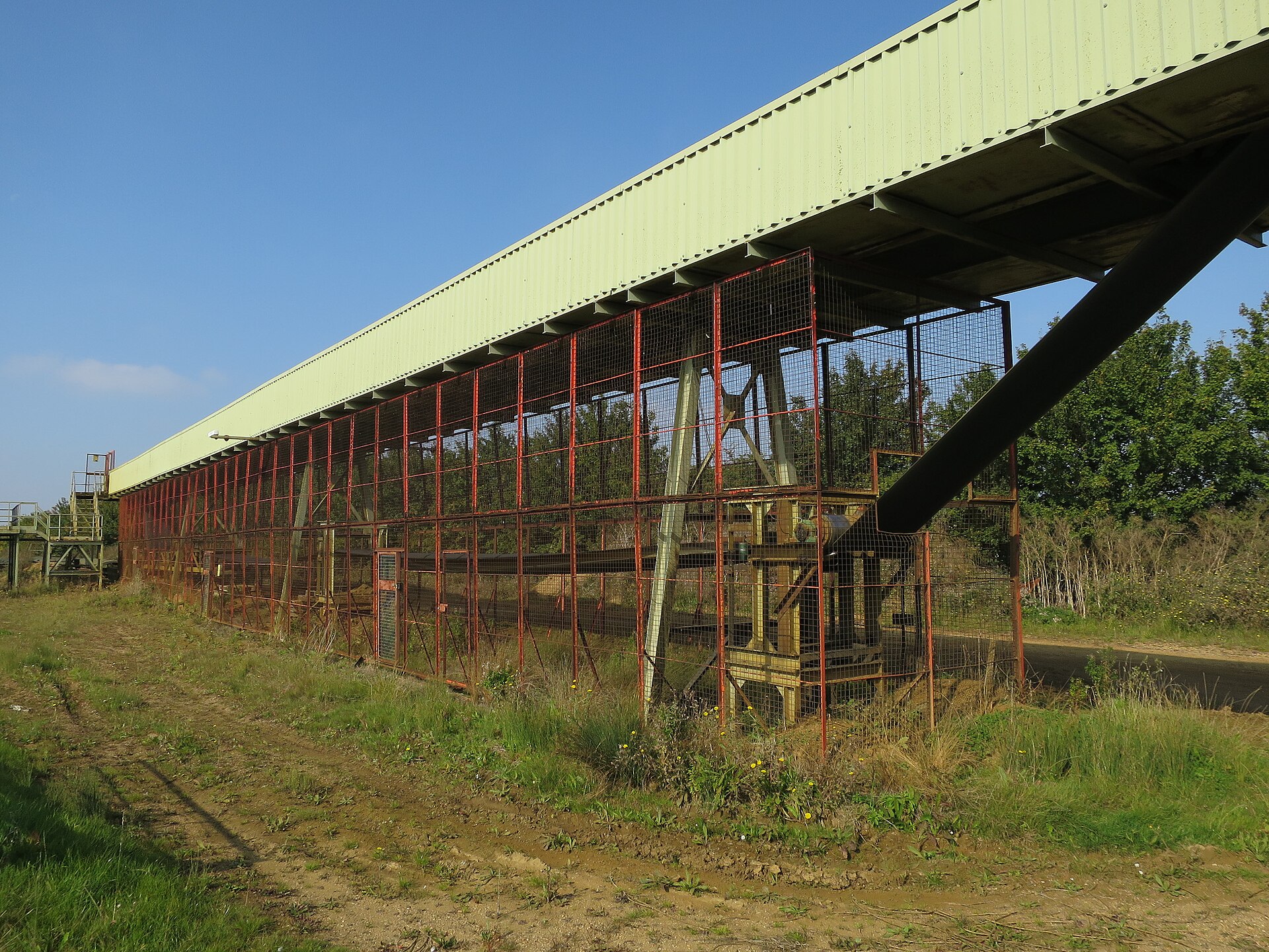 Belt conveyor at a crushing plant